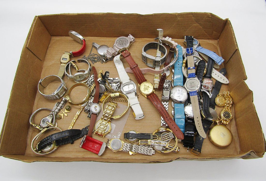 box lot of watches: nice selection of Lady's and Men's vintage watches. Bulova Masonic, Chicos, Invicta, Pulsar Masonic, Fossil, Gruen, Movado, Citizen Eco Drive, Seiko mechanical, etc.