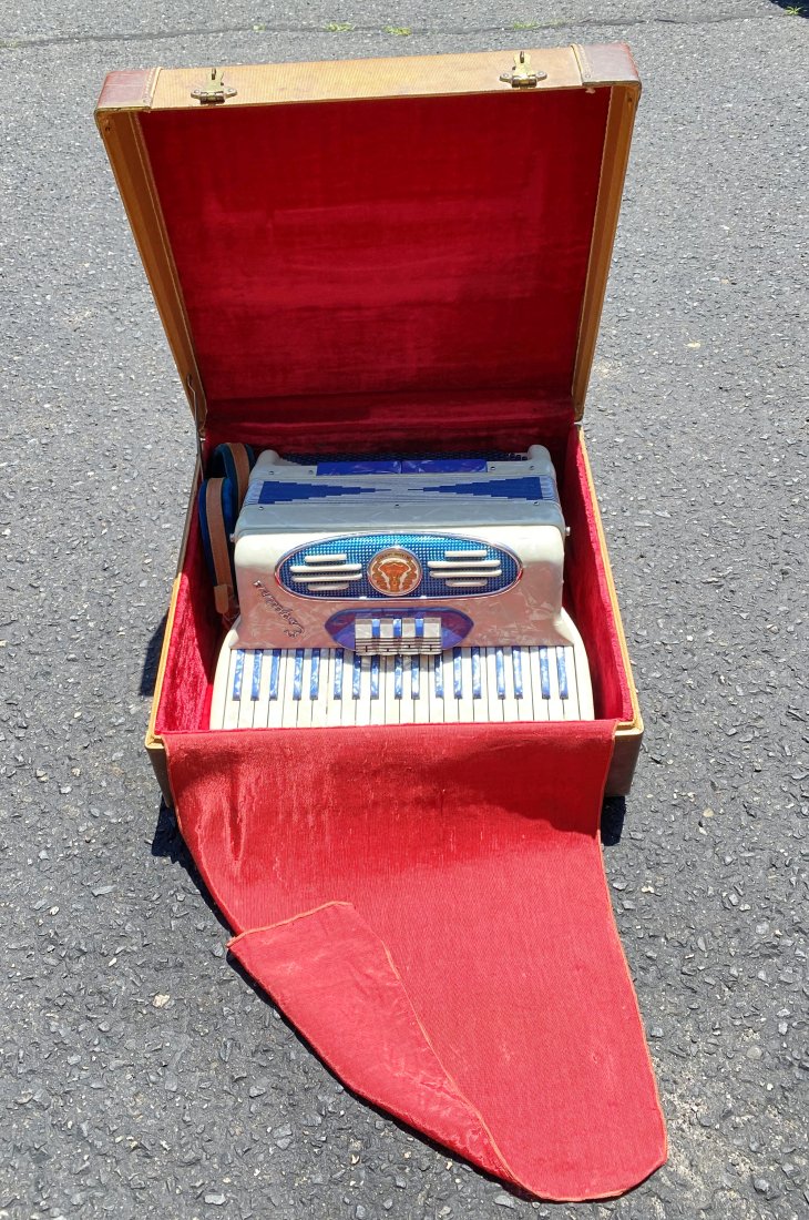 Vintage Pearlized Italian Accordion Esquire: Nice quality midsized accordion, pearlized and blue colors Excellent working condition Comes in original hard shell case. unknown maker.