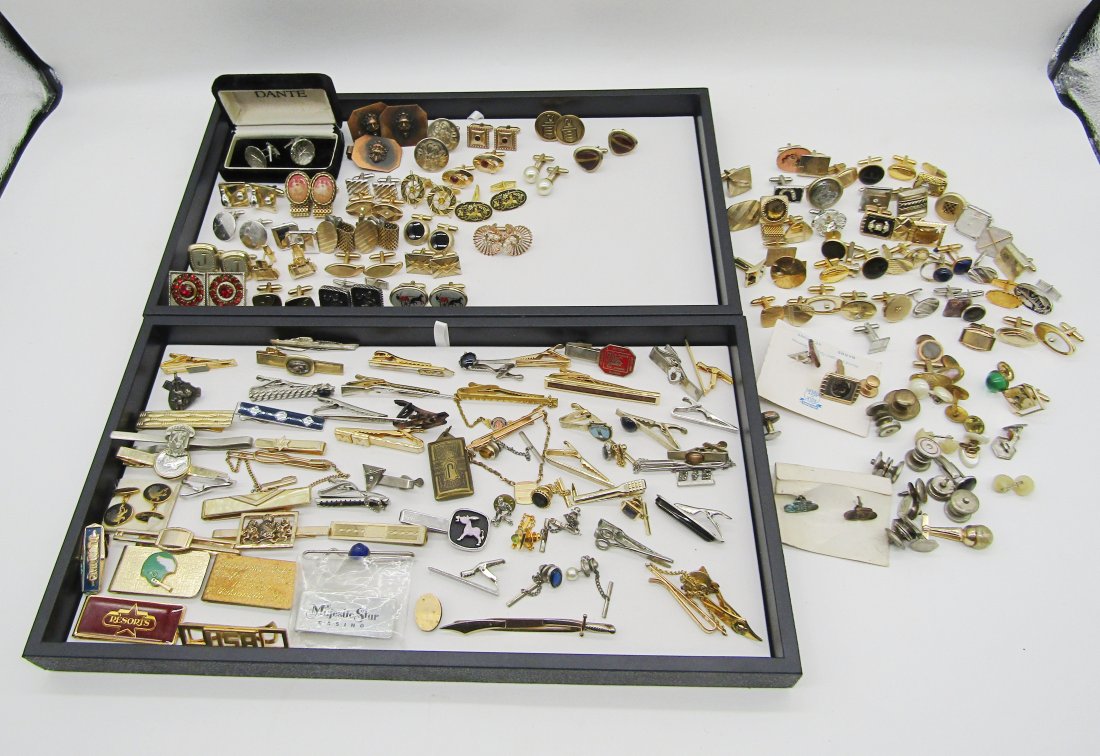 2 trays of vintage Men's jewelry cufflinks, tie bars, etc.: nice grouping of vintage Men's jewelry. many sets of cufflinks, tie clips and bars, money clips, etc. all the cufflinks on right side of trays are singles.
