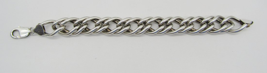 vintage 7+1/2" sterling bracelet rope and rosettes: sterling bracelet with rope boarders, link center with rosettes. pressure clasp and safety chain. weighs 26.5 grams.