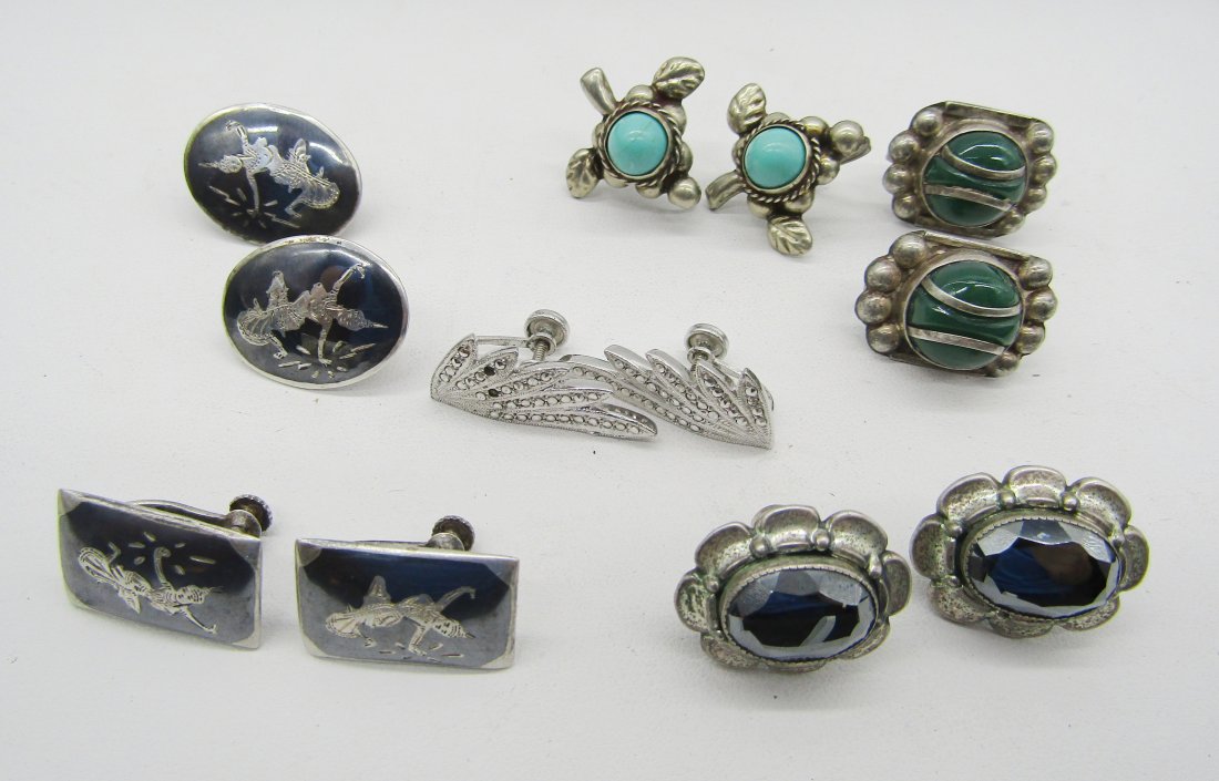 6 pair of vintage sterling screw back earrings: nice estate lot of sterling screw back earrings. Turquoise, malachite, Marcasite, Siam.