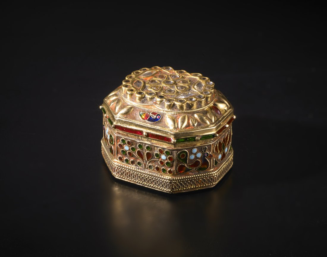 A gold gem set kundan box India, 19th century Weight: 66 grams (1 of 6)