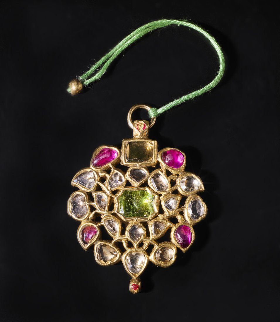Kundan pendant encrusted with precious stones India, possibly Deccan, 18th/19th century. Weight: 27 (1 of 2)