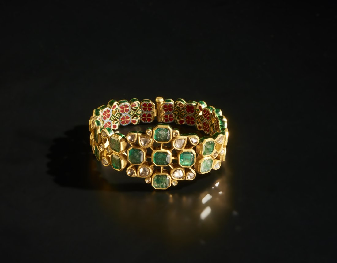 Kundan bracelet with emeralds and diamonds. India, late 19th century L. 17, 8 cm Weight: 66 grams (1 of 4)