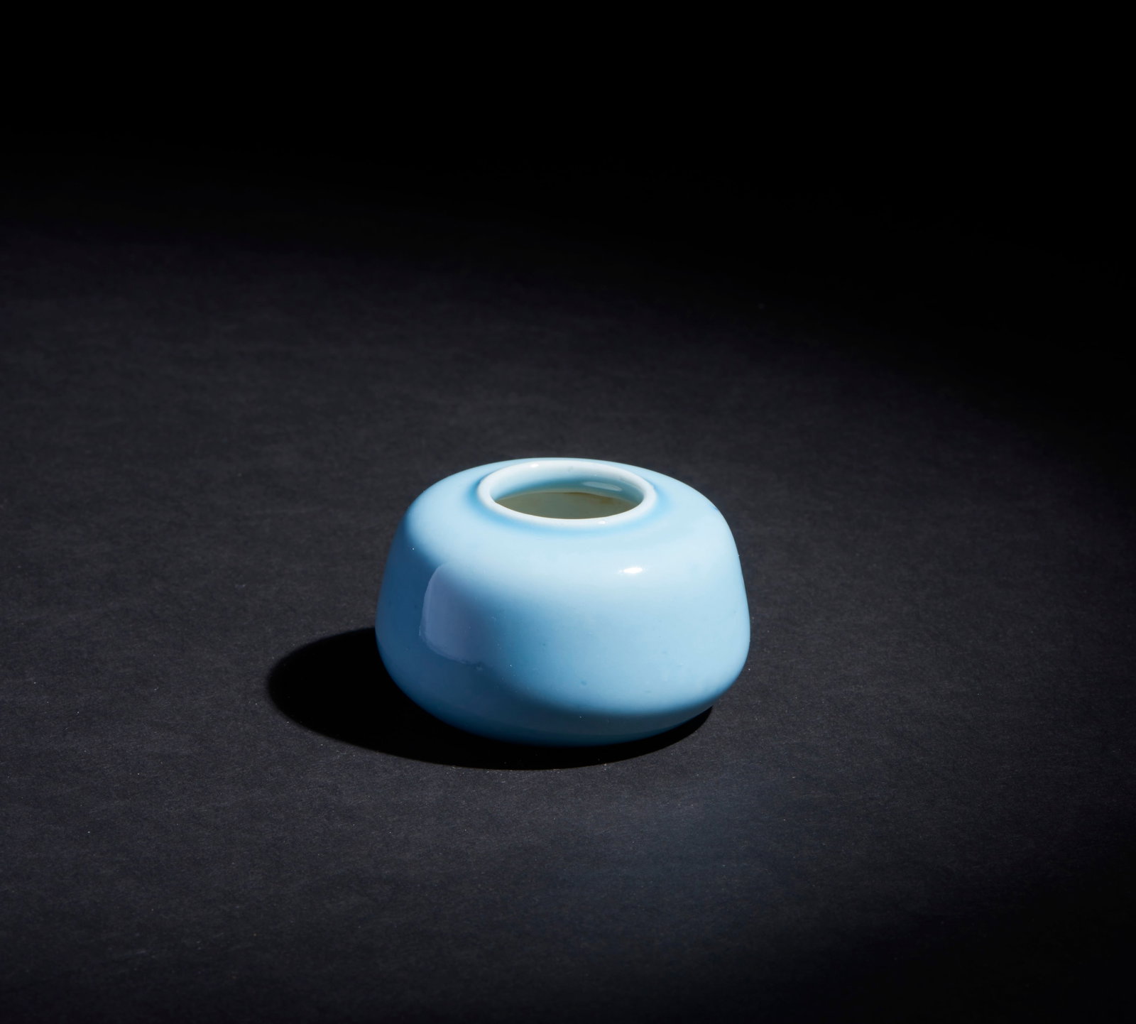 A fine Chinese lavender brush washer China, Qing, Guangxu period, 19th century H. 4 cm: small cylindrical brush washer in lavender glaze porcelain. On the bottom, underglaze blue six-character Guangxu reign mark.