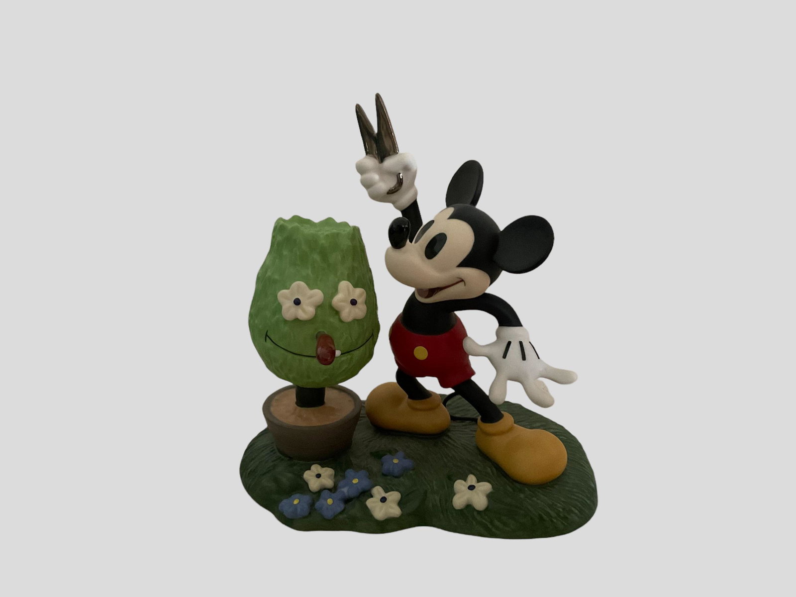Walt Disney Classics Collection Mickey Cuts Up Limited Edition with COA and Box: Walt Disney Classics Collection Mickey Mouse "A Little Off the Top" from Walt Disney's Mickey Cuts Up, Limited Edition 347 of 1,500 with COA and Box, Condition very good, see photographs