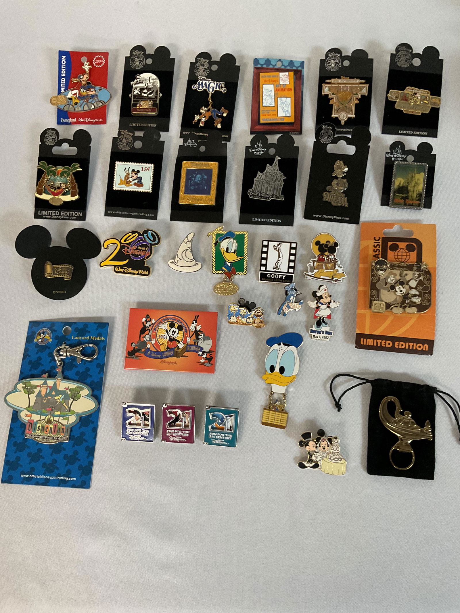 Disney Trading Pins Collection of 29 Pins and 1 Keychain Mickey Minnie Wedding Alladin's Lamp: Disney Trading Pins Collection of 29 Pins and 1 Keychain Mickey Minnie Wedding Alladin's Lamp, \Condition very good, see photographs
