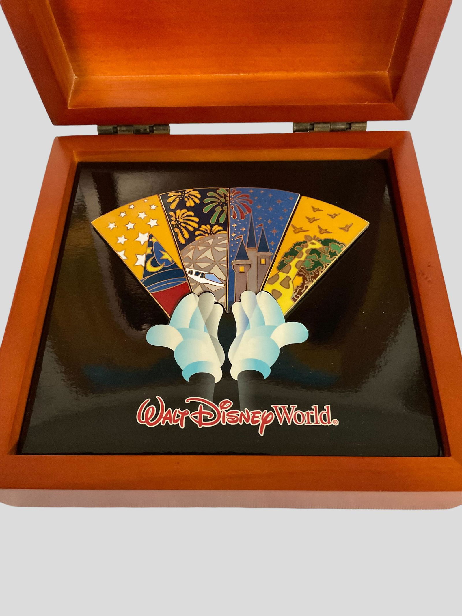 Walt Disney World Fan Shaped 4-Pin Set with Wood Display Box 2004 (1 of 4)