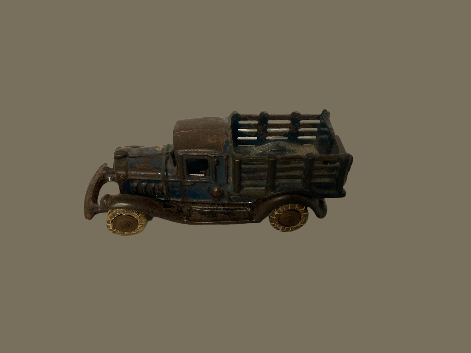 Vintage Cast Iron Mack Stake Side Truck (1 of 6)