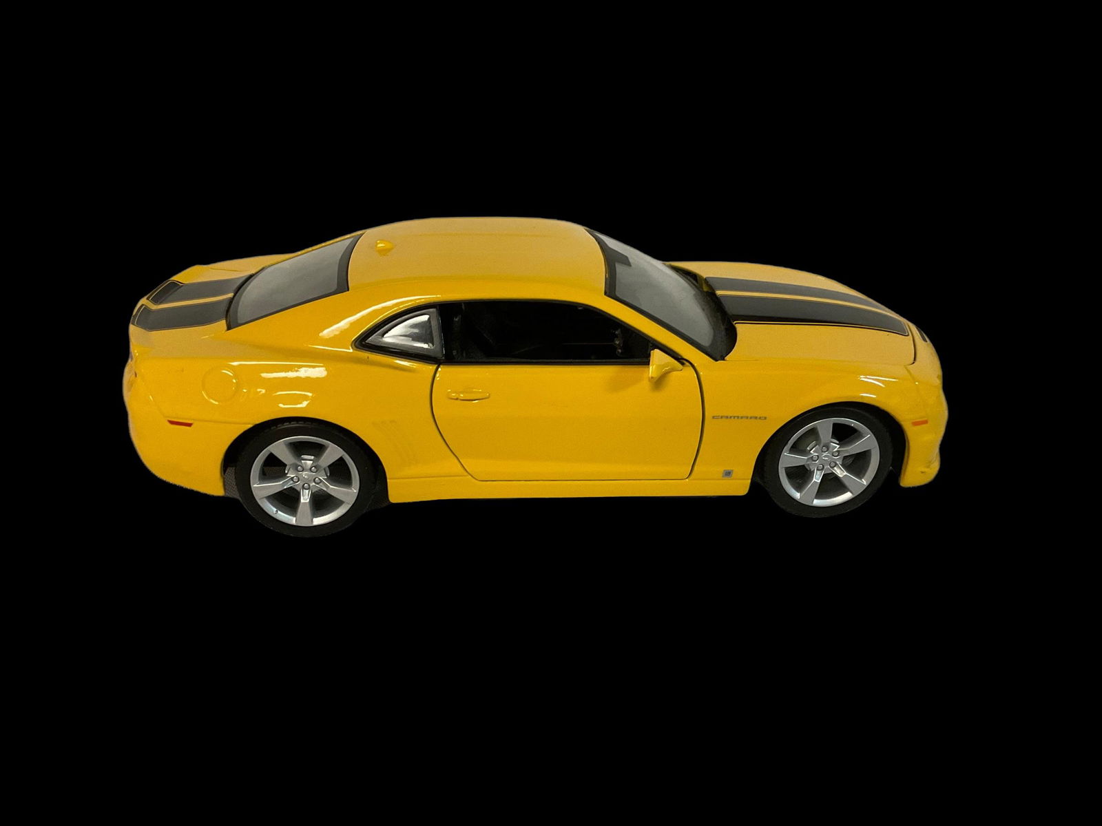 Welly 2002 Chevrolet Camaro Ss Die Cast Vehicle