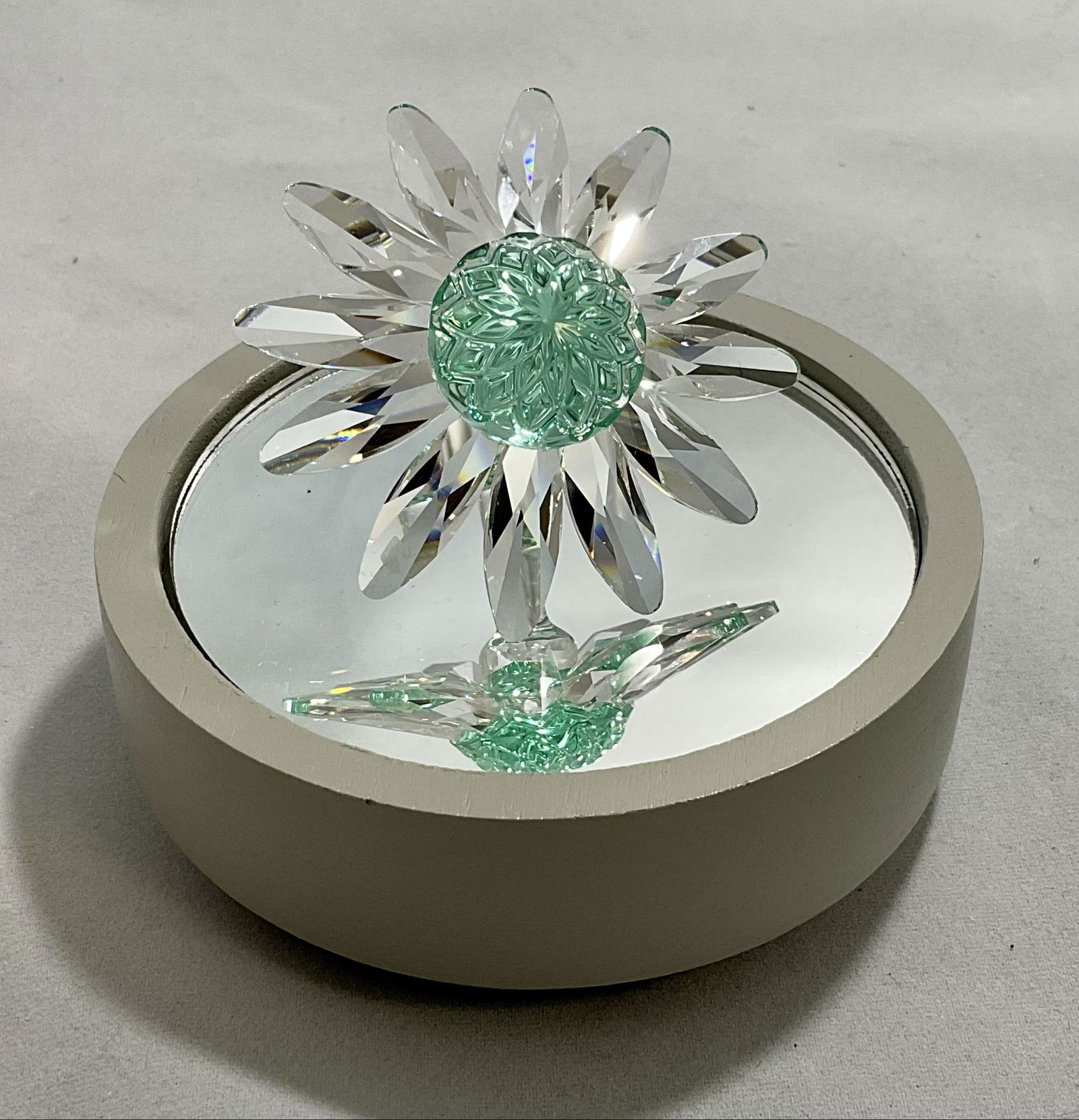 Swarovski Crystal Figurine Green Daisy (1 of 4)