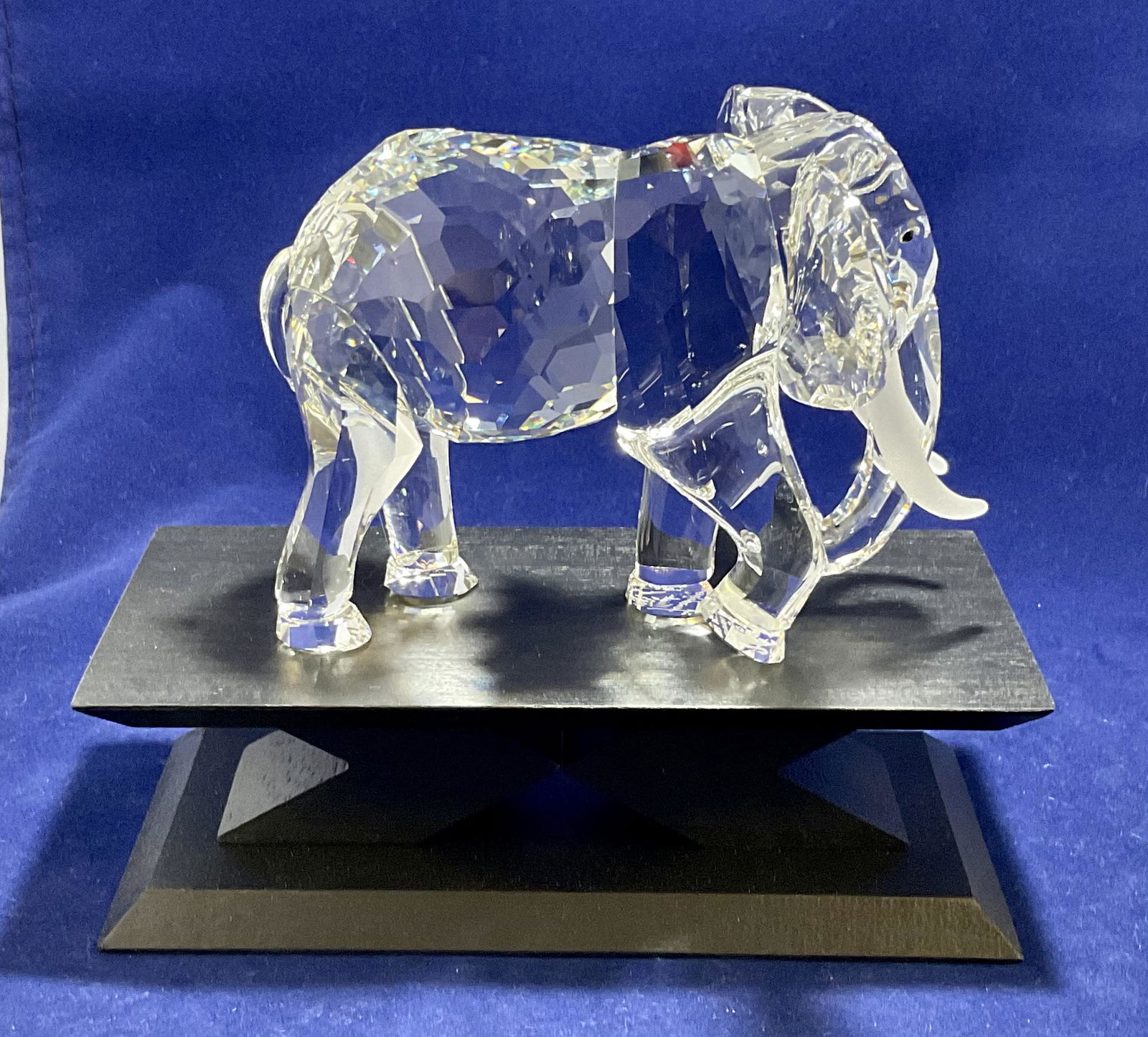 Swarovski Crystal Figurine SCS Elephant 1993 Edition Number D01X931 with Ornamental Display (1 of 5)
