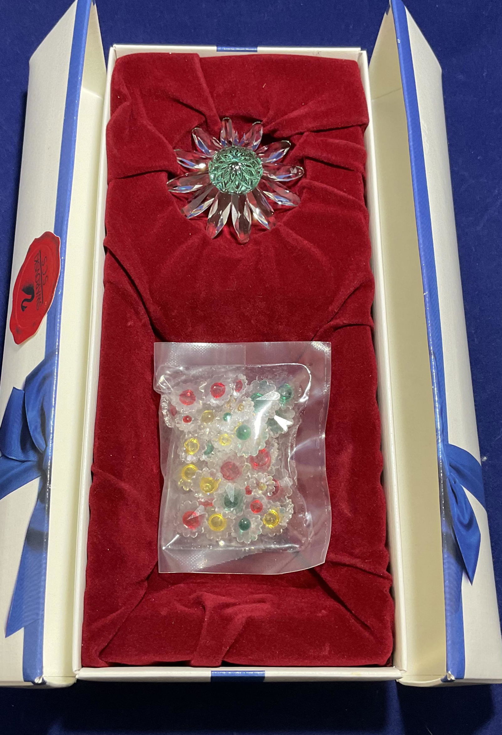 Swarovski Crystal Figurine SCS Green Daisy with Bag of Little Daisies (1 of 6)