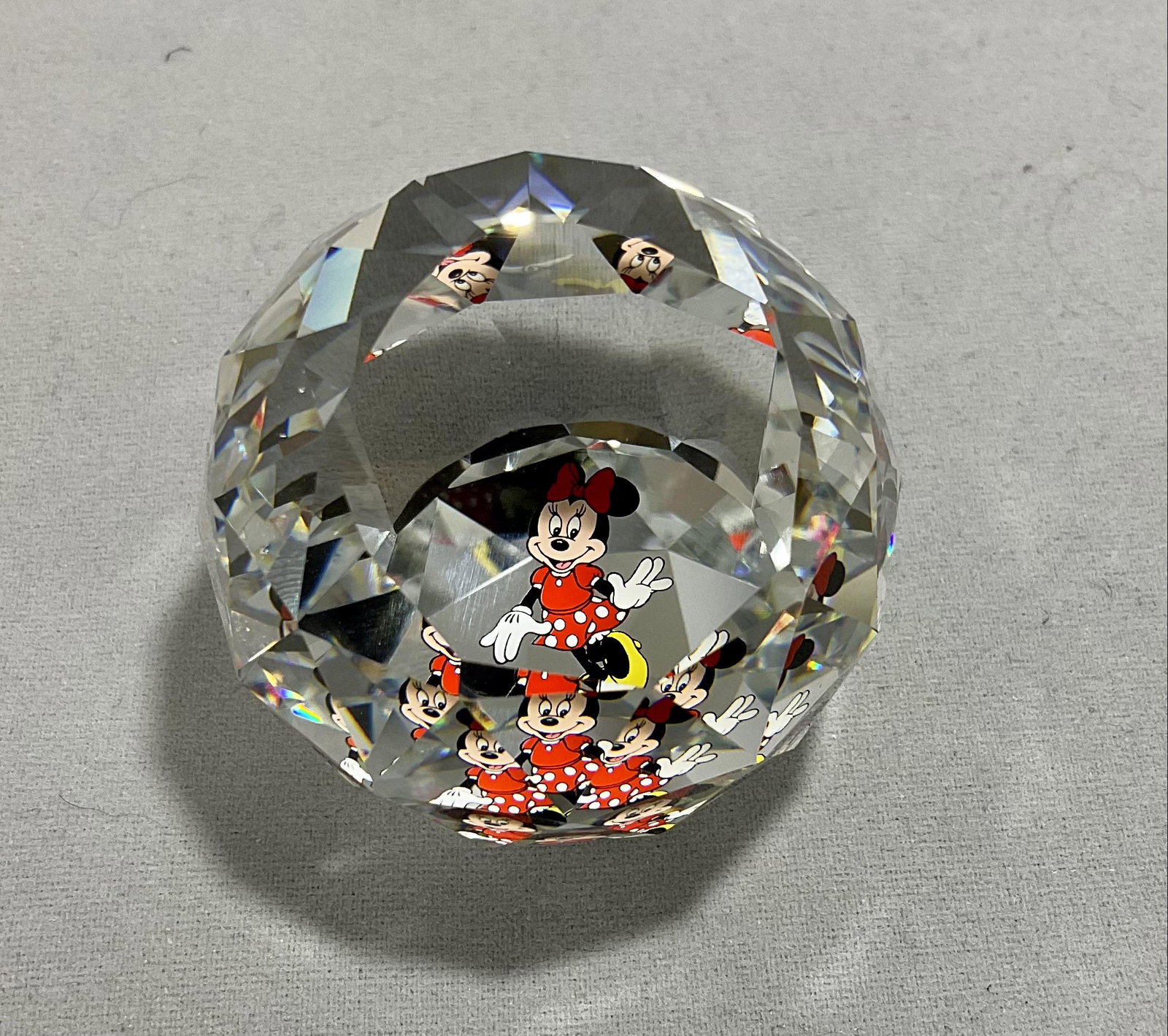 40mm Minnie Mouse Paperweight Number 9406040001: , 40mm Minnie Mouse Paperweight, Number 9406040001, Unsigned, With Box, Note outer box has 1" tear at flap, display box in good condition, Condition very good, see photographs