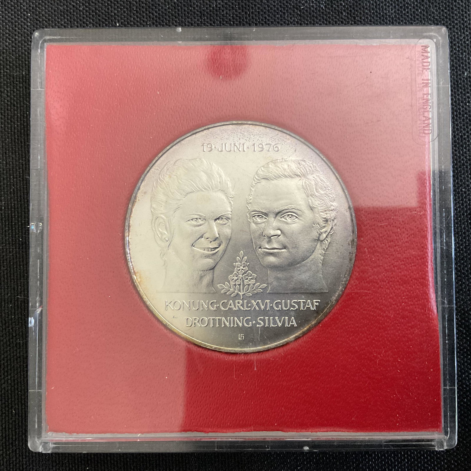 1976 Sweden Silver Commemorative Coin Wedding of King Carl XVI and Queen Silvia: 1976 Sweden Silver Commemorative Coin Wedding of King Carl XVI and Queen Silvia, Composition 0.925 Silver, Weght 27 g, in plastic case, Condition, see photographs.