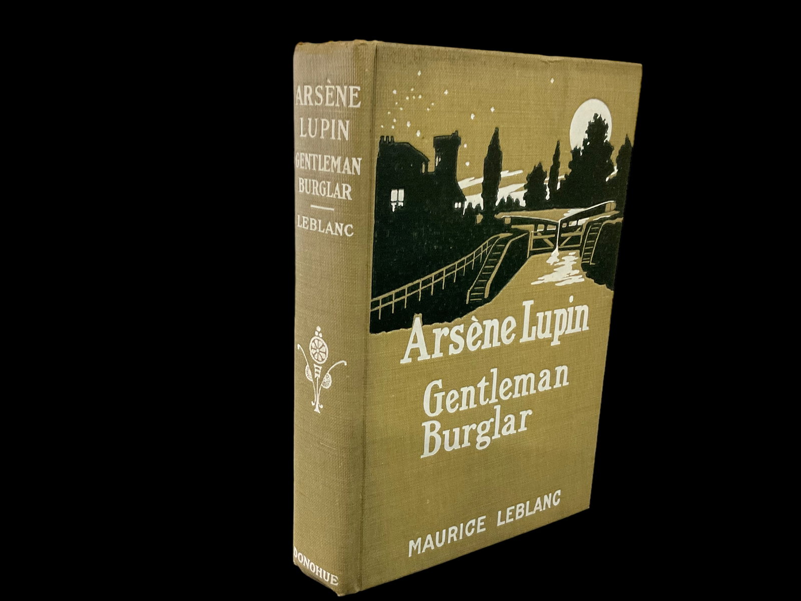 Maurice Leblanc "Arsene Lupin Gentleman Burglar" 1910 Donohue & Co.: Maurice Leblanc "Arsene Lupin Gentleman Burglar", M.A. Donohue & Co., 1910, this is a rare reprint, owner name written on front free endpaper, Dust jacket has spotting, chips and tears, 