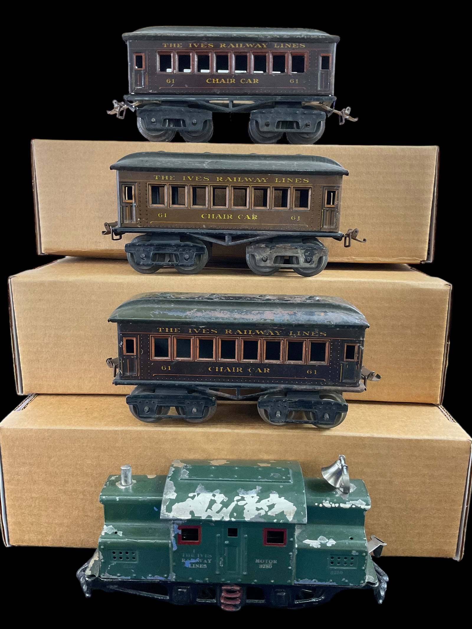 Group of 4 Ives O Gauge Trains 8250 0-4-0 Electric Locomotive and Three 61 Chair Cars (1 of 7)