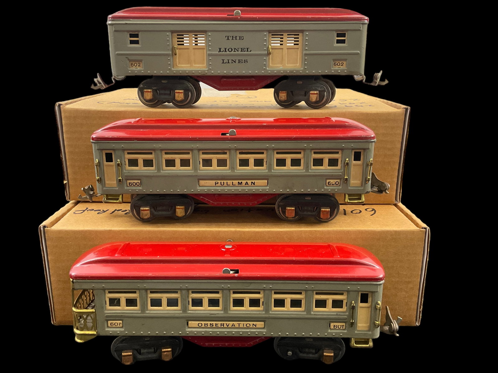 Lionel Prewar O Gauge Lionel Lines 600 Pullman 601 Observation 602 Baggage Car: Lionel Prewar O Gauge Lionel Lines 600 Pullman 601 Observation 602 Baggage Car, Gray with Red Roof, with interior lights 600 Pullman Car, Gray with Red Roof, with interior lights 601 Observation Car, 