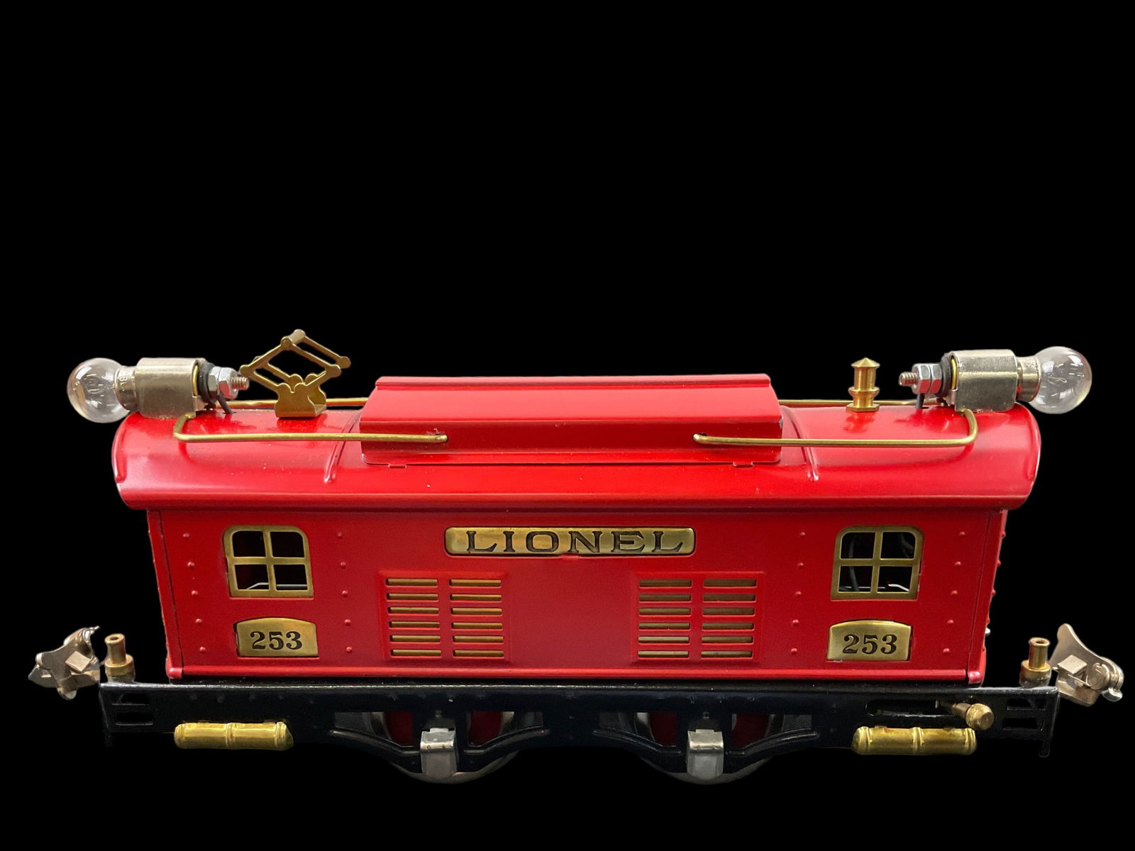 Lionel Prewar O Gauge 253 Electric 0-4-0 Locomotive Red with Gold: Lionel Prewar O Gauge 253 Electric 0-4-0 Locomotive, headlights, red with gold windows and ventilators, Condition, see photographs.
