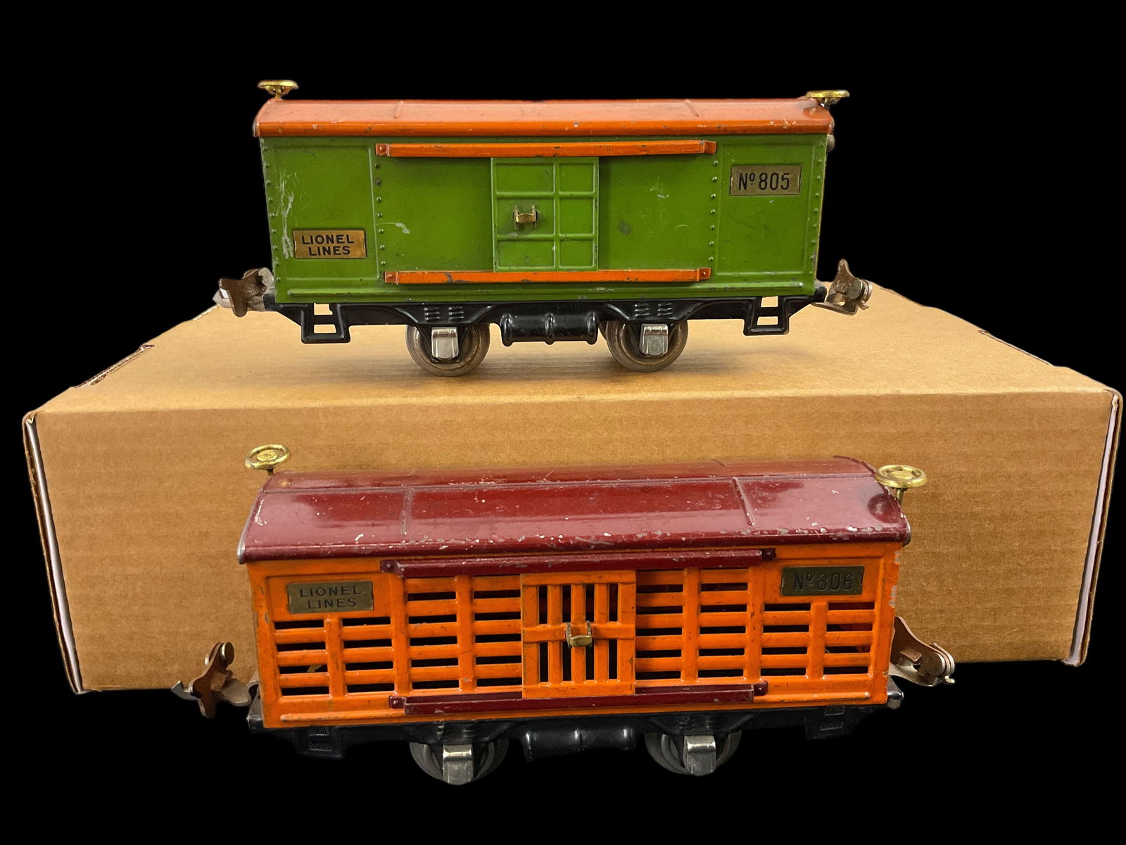 Group of 2 Lionel Prewar O Gauge No 805 and No 806 8-Wheel Box Cars, (1 of 6)