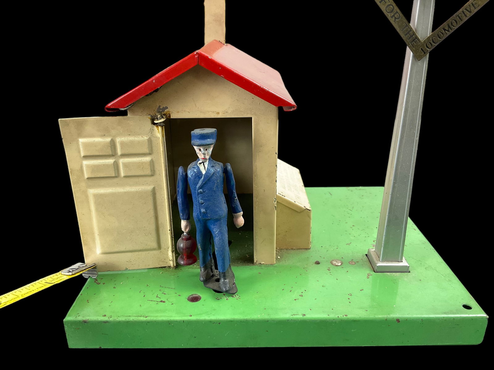 Lionel Prewar 45N Automatic Gateman with Brass Diamond Shaped Sign (1 of 11)