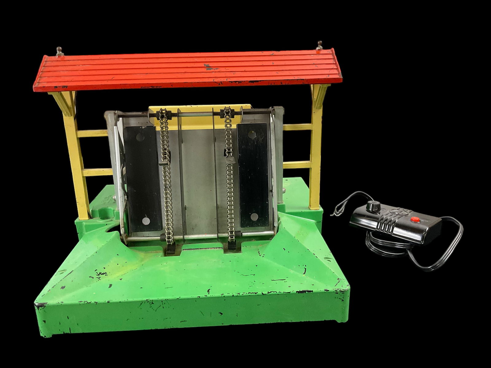 Lionel Post War (1940-42) No 164 Log Loader Lumber Shed with Controller (1 of 7)