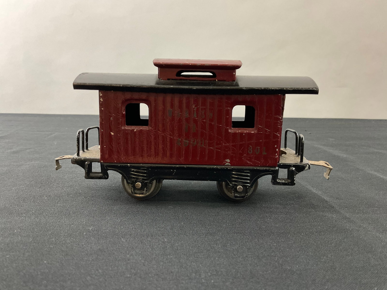 Lionel Prewar O Gauge 801 4-Wheel Caboose Wabash (1915-26): Lionel Prewar O Gauge 801 4-Wheel Caboose (1915-26), Wabash RR4890, Condition, chips and scratches, see photographs.