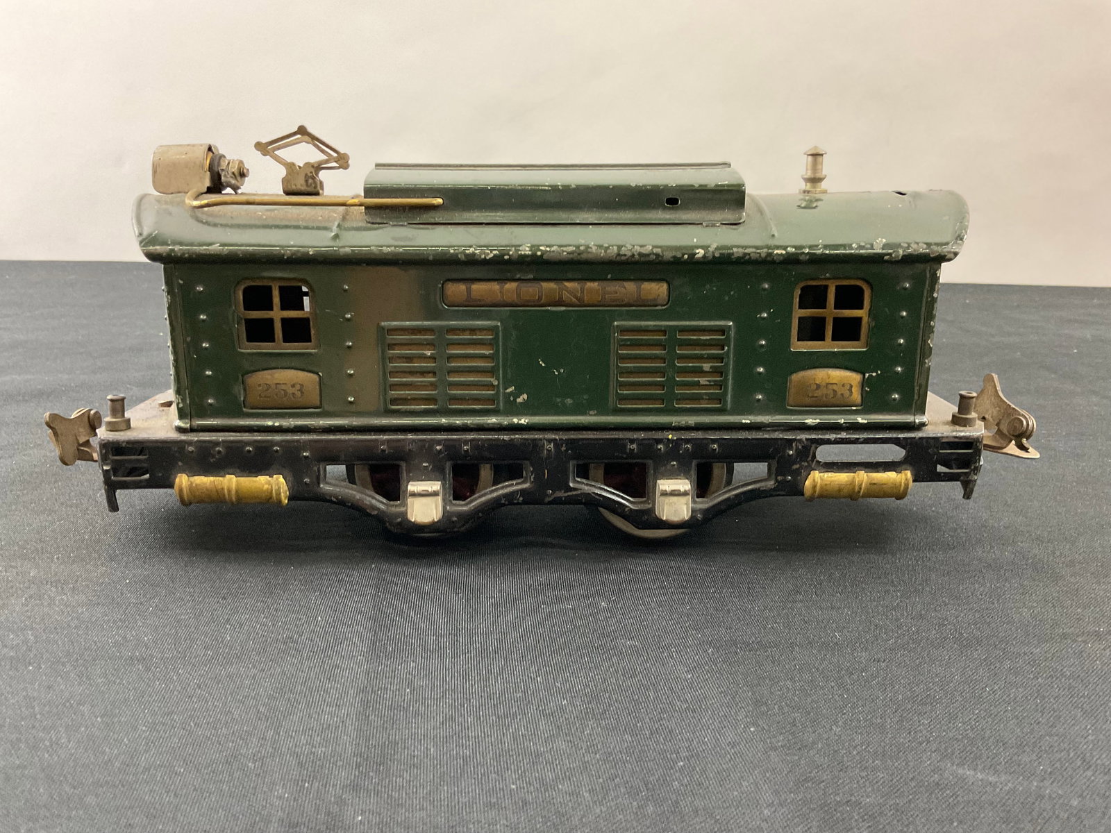 Lionel Prewar O Gauge 0-4-0 253 Electric Locomotive (1924-32): Lionel Prewar O Gauge 0-4-0 253 Electric Locomotive (1924-32), Condition, missing headlight bulb, chips and scratches to paint, see photographs.