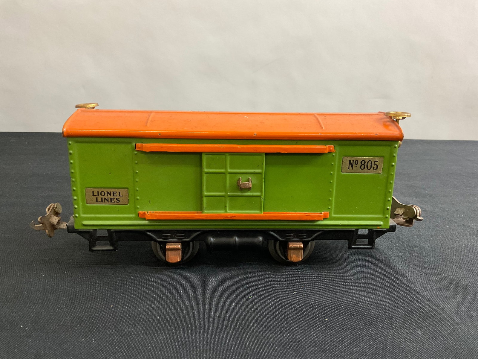 Lionel Prewar O Gauge No. 805 4-Wheel Box Car: Lionel Prewar O Gauge No. 805 4-Wheel Box Car, Condition, chips and scratches to paint, see photographs.