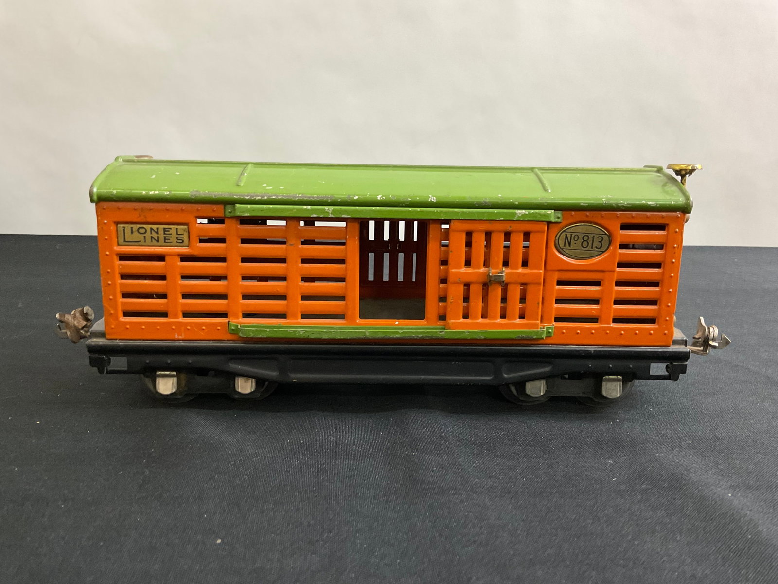 Lionel Prewar O Gauge 813 8-Wheel Stock Car Lionel Lines: Lionel Prewar O Gauge 813 8-Wheel Stock Car, Lionel Lines with large L, 9" body length, Condition, chips and scratches to paint, see photographs.