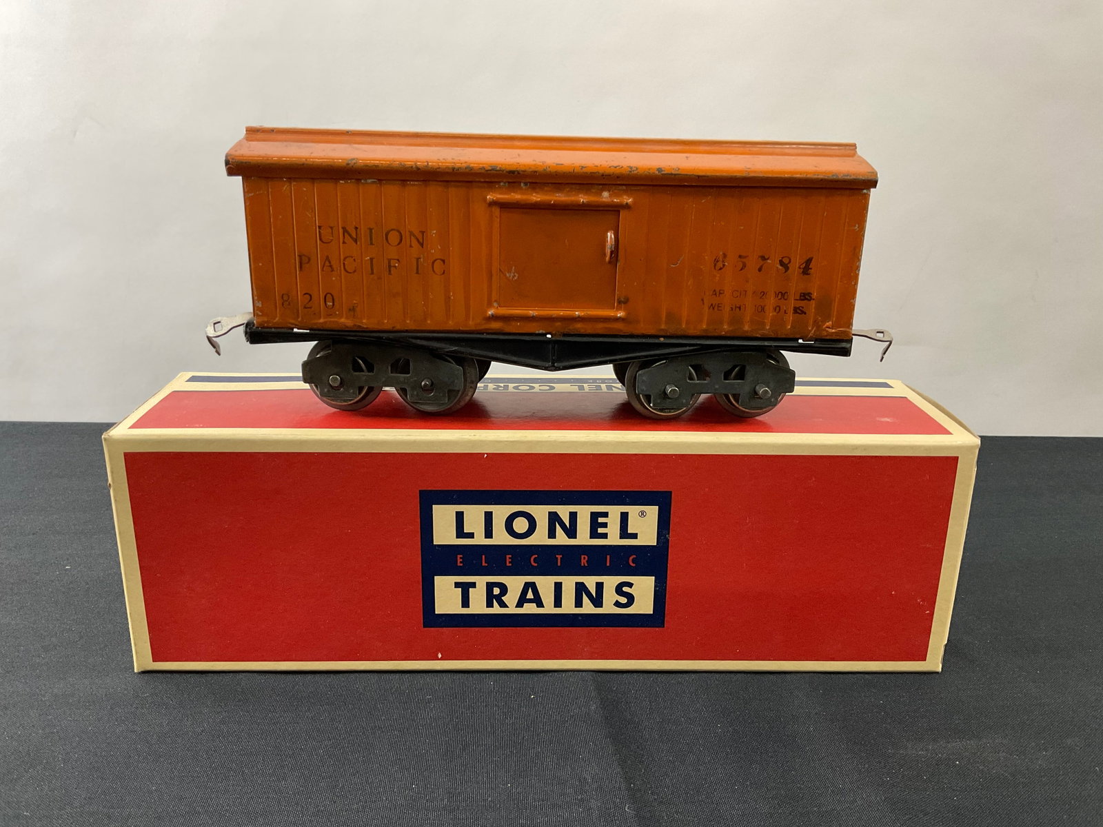 Lionel Prewar O Gauge 8-Wheel 820 Boxcar Union Pacific (1915-26): Lionel Prewar O Gauge 8-Wheel 820 Boxcar (1915-26), Union Pacific 65784, with box, 3.5" H x 9" W x 2" D, Condition, chips and scratches to paint, see photographs.