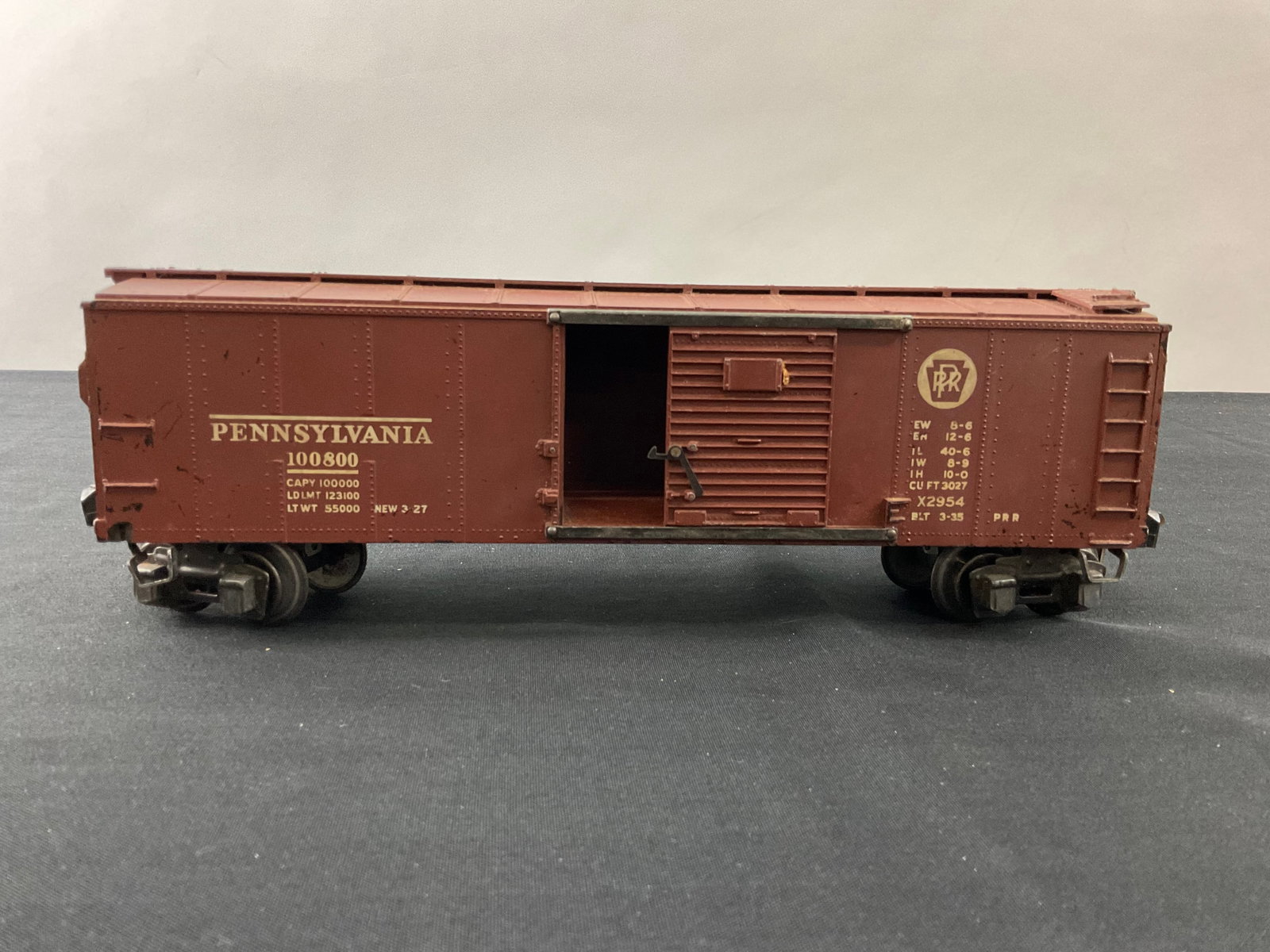 Lionel Prewar O Gauge 714 Boxcar Pennsylvania 100800: Lionel Prewar O Gauge 714 Boxcar (1940-42), Bakelite Body, Pennsylvania 100800, PRR Ketstone, 10 3/4" body length, Condition, see photographs.