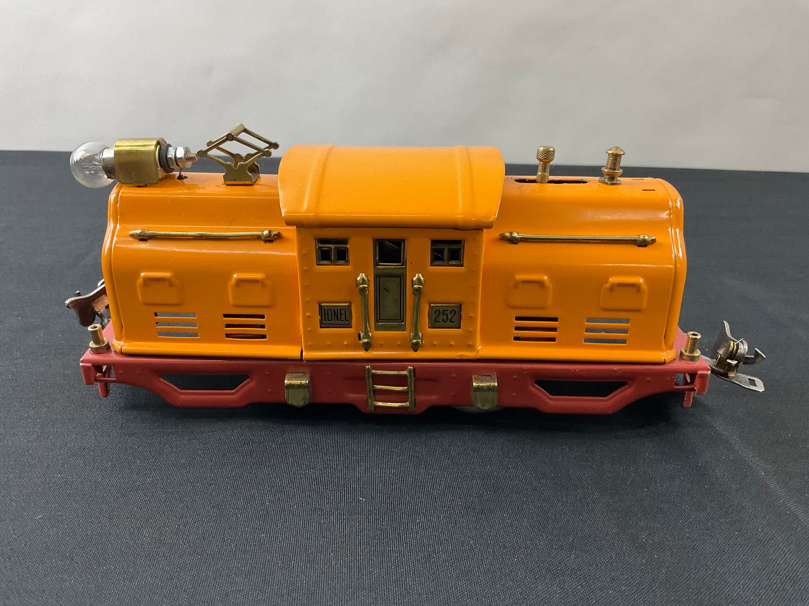 Lionel Prewar O Gauge 252 0-4-0 Electric Locomotive (1926-32): Lionel Prewar O Gauge 252 0-4-0 Electric Locomotive (1926-32) Orange, hand-reversing, headlight, 8" long frame, weighs 1 lb 13 oz, Condition, see photographs.