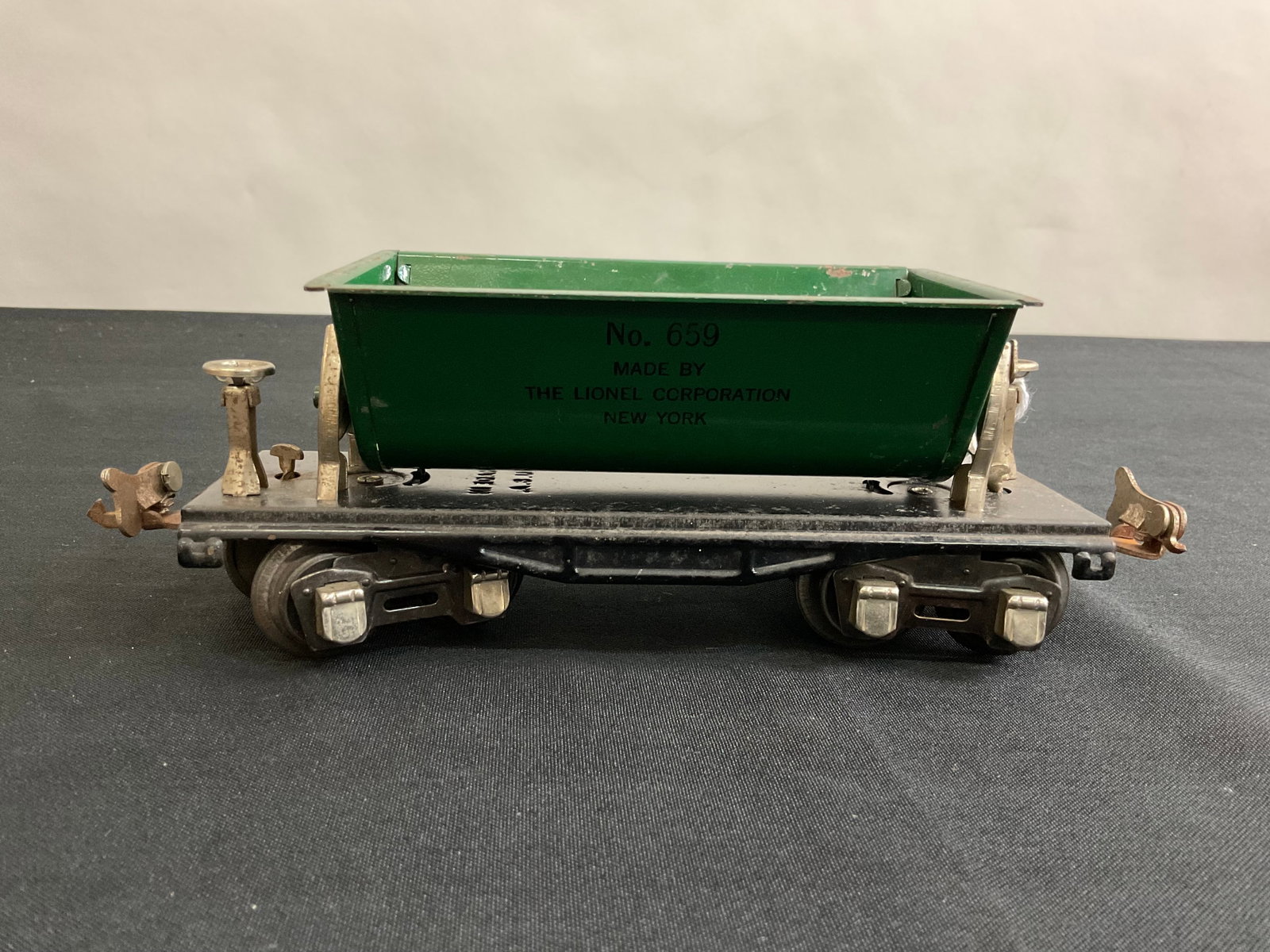 Lionel Prewar O Scale 659 8-Wheel Dump Car Green: Lionel Prewar O Scale 659 8-Wheel Dump Car Green, No. 659 Made By The Lionel Corporation New York on side, 6 1/2" frame length, Condition, see photographs.