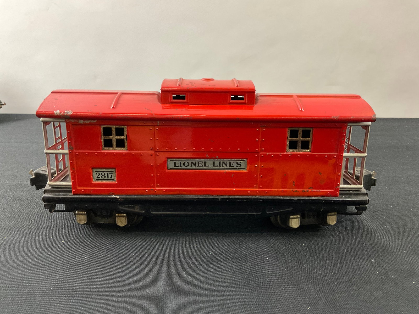 Lionel Prewar O Gauge 2817 Red Caboose Lionel Lines: Lionel Prewar O Gauge 2817 Red Caboose Lionel Lines, Condition, chips and scratches to paint, see photographs.