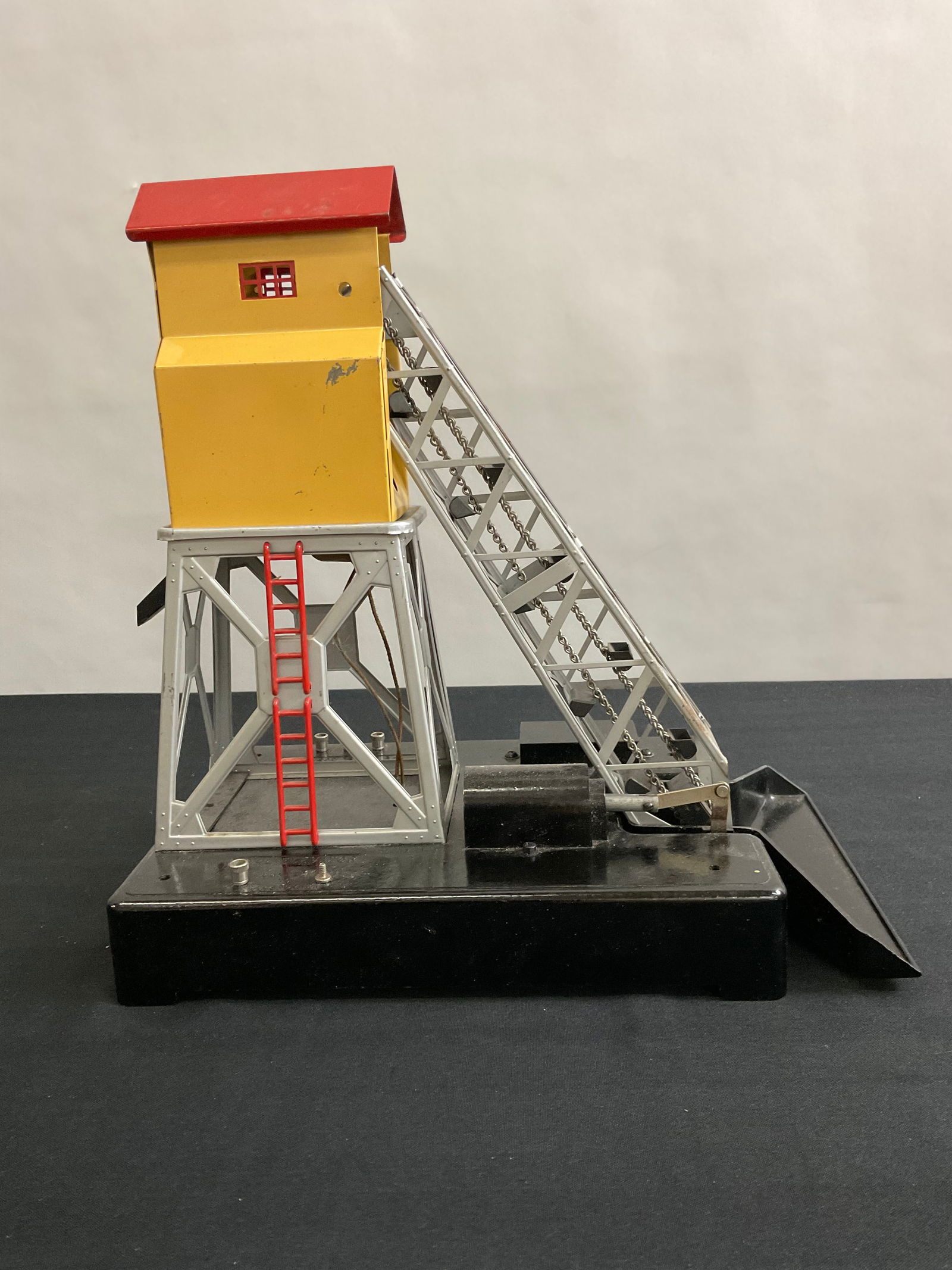 Lionel 97 Coal Elevator Loader (1 of 6)