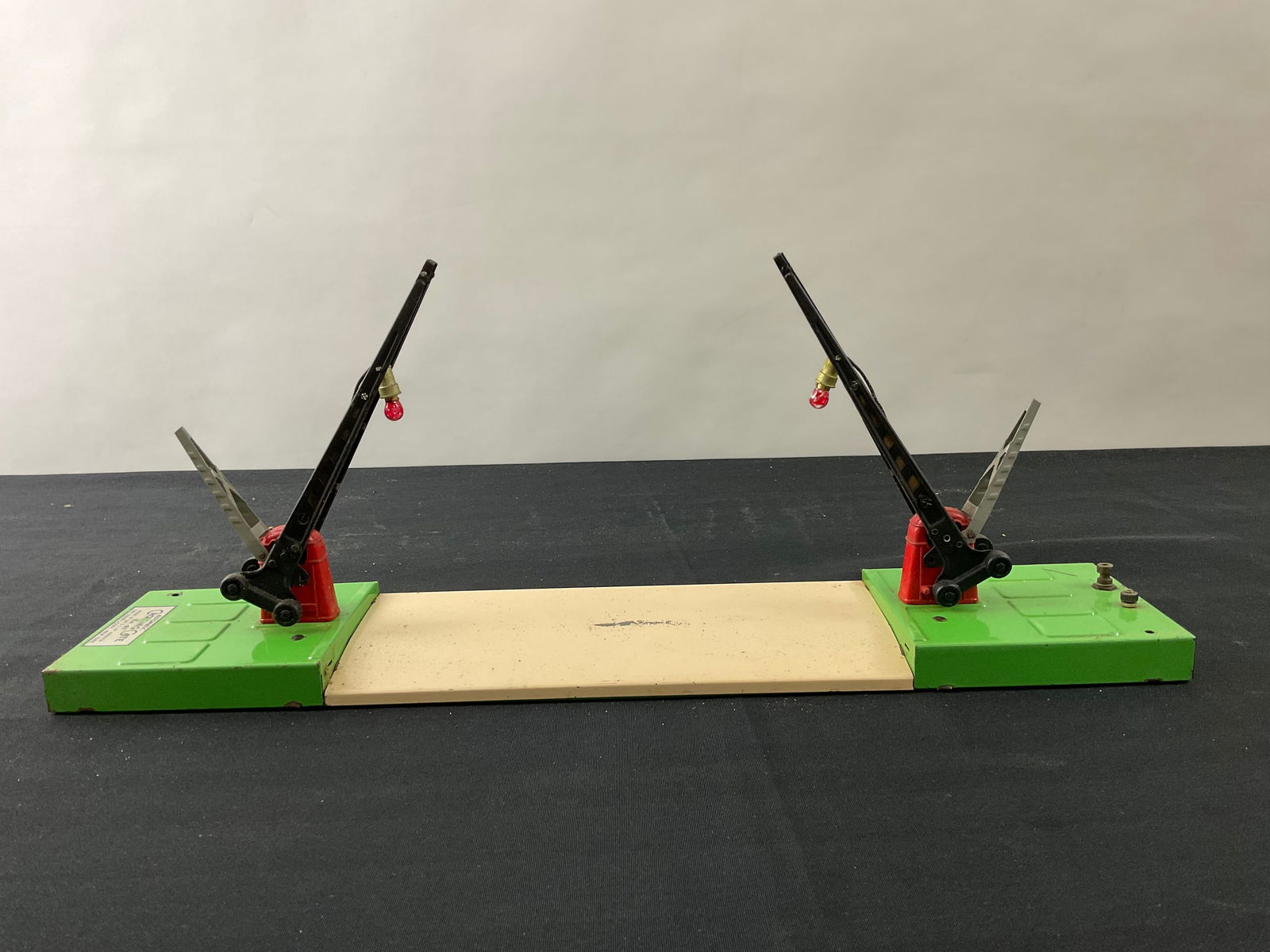 Lionel Double Crossing Gate No. 47 (1937-42) (1 of 8)