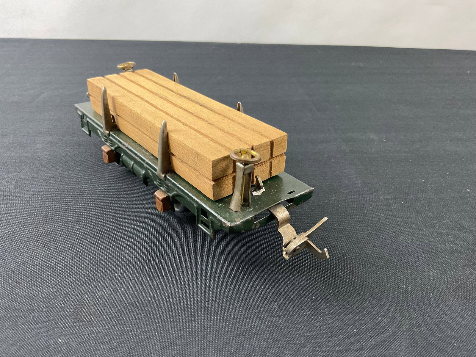 Lionel Prewar O Gauge 831 4-Wheel Flat Car: Lionel Prewar O Gauge 831 4-Wheel Flat Car, Condition, see photographs.
