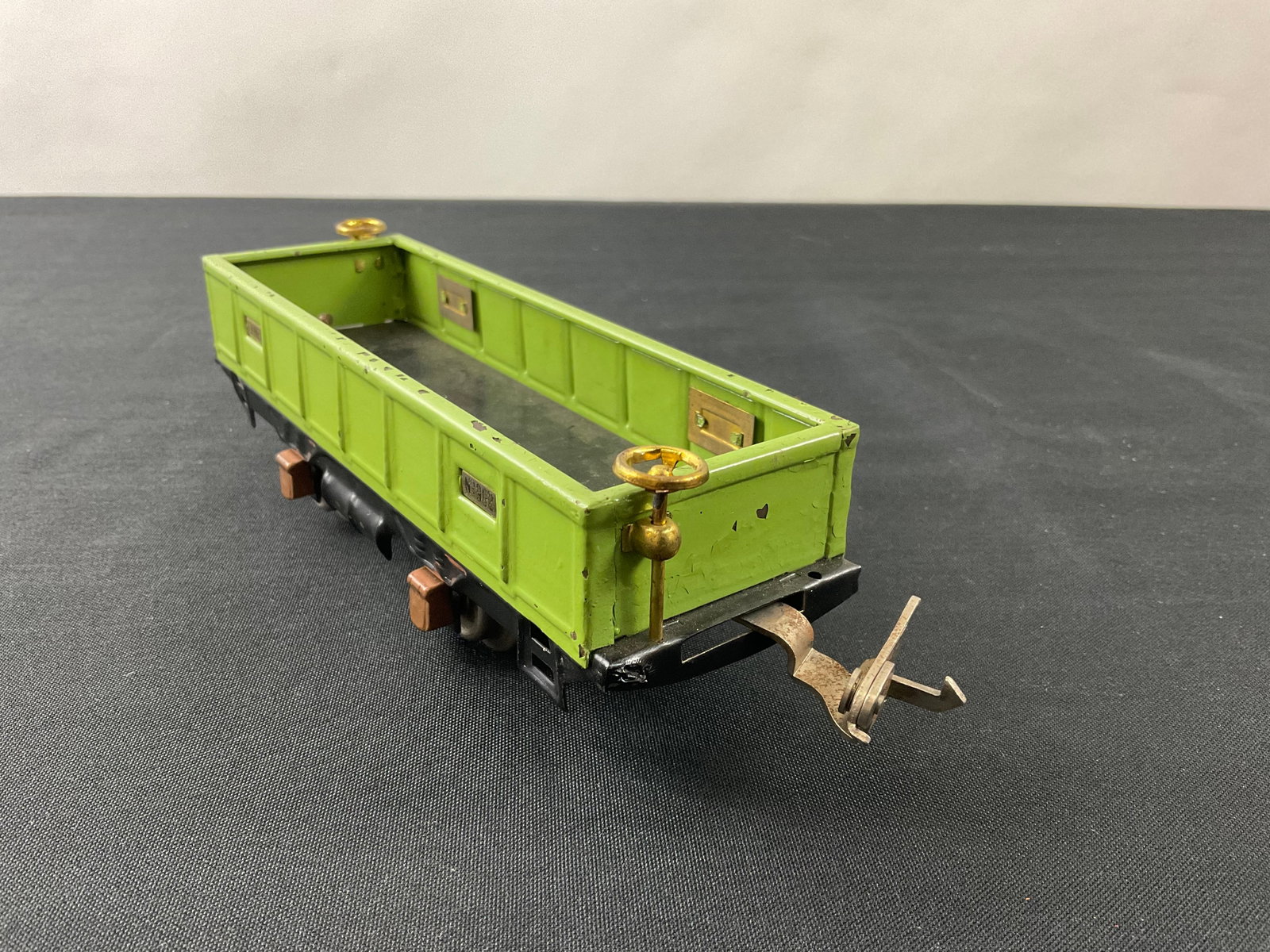 Lionel Prewar O Gauge 902 4-Wheel Gondola Car (1930-36): Lionel Prewar O Gauge 902 4-Wheel Gondola Car (1930-36), Condition, chips and scratches to paint, see photographs. 