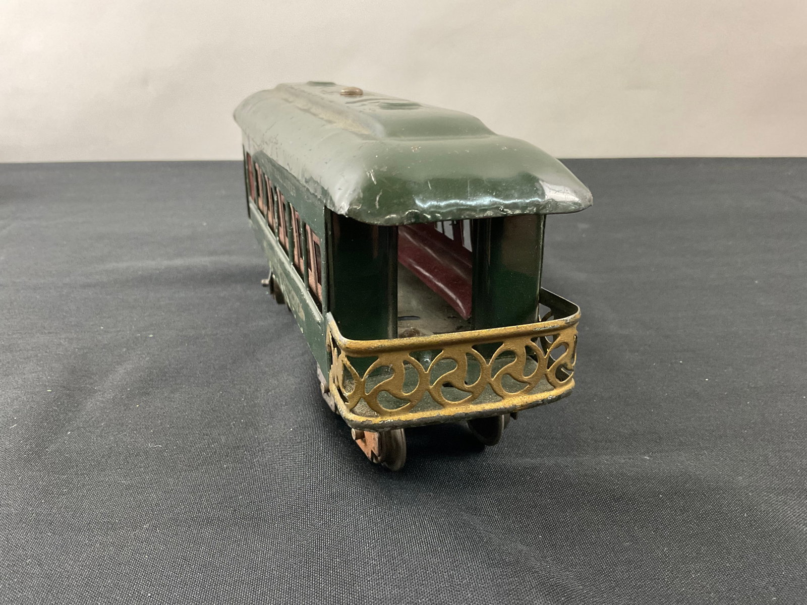 Lionel Prewar O Gauge 612 Observation Car New York Central Lines: Lionel Prewar O Gauge 612 Observation Car, New York Central Lines, Condition chips and scratches, see photographs.