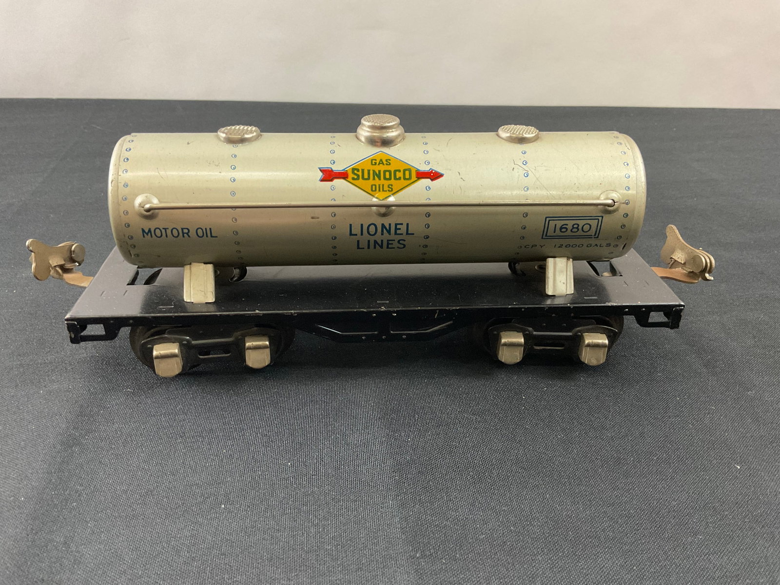 Lionel Prewar O Gauge 1680 Lithographed Oil Tank Car (1931-42): Lionel Prewar O Gauge 1680 Lithographed Oil Tank Car (1931-42), Condition, some scratches, see photographs.