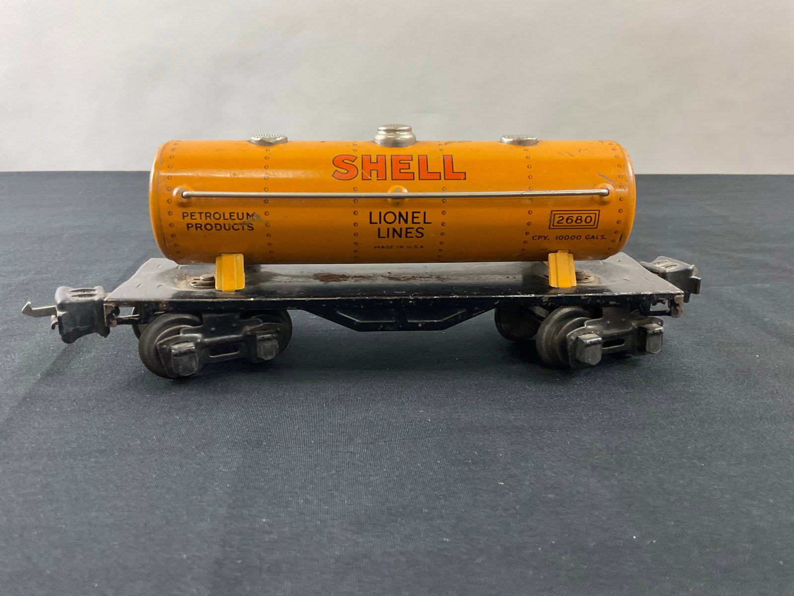 Lionel Prewar O Gauge 2680 Lithographed Tank Car SHELL (1939-40): Lionel Prewar O Gauge 2680 Lithographed Tank Car SHELL (1939-40), Condition, chips and scratches, see photographs.