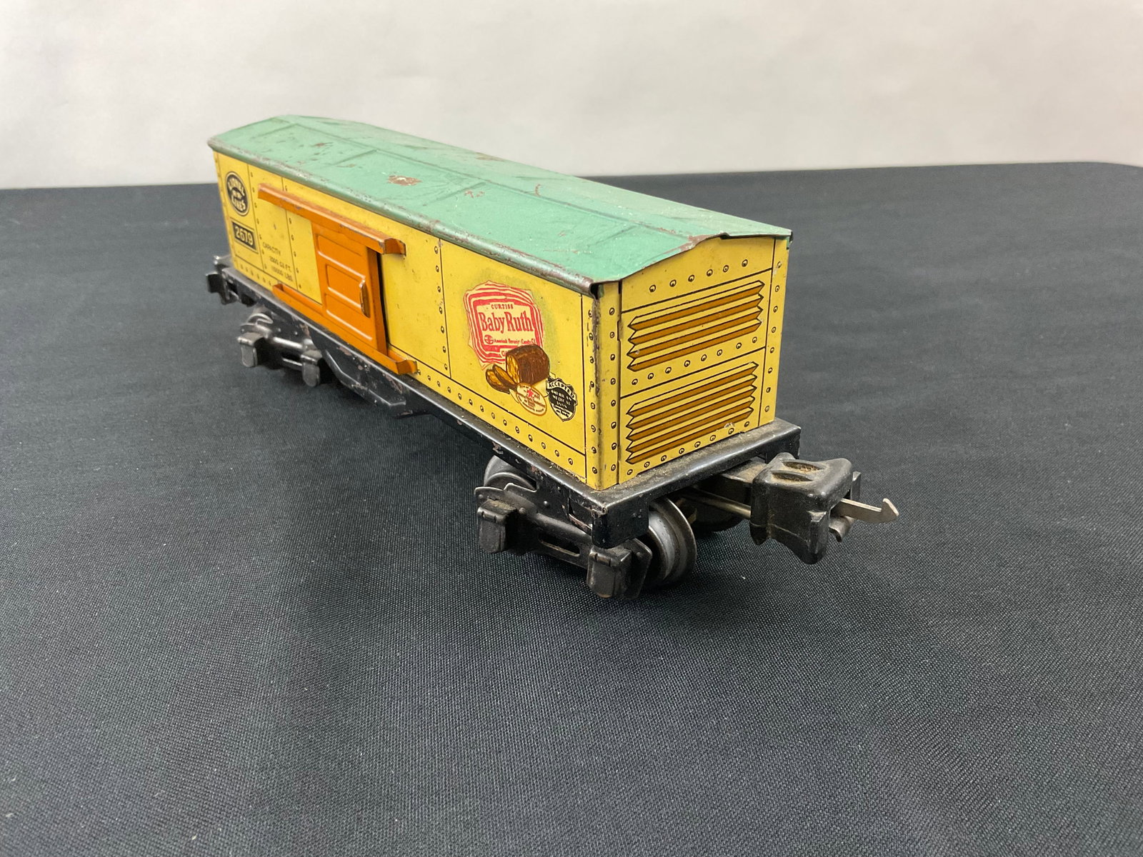 Lionel Prewar O Gauge 2679 Lithographed Box Car (1935-39) BABY RUTH: Lionel Prewar O Gauge 2679 Lithographed Box Car (1935-39) BABY RUTH, Condition, chips and scratches to paint, see photographs.