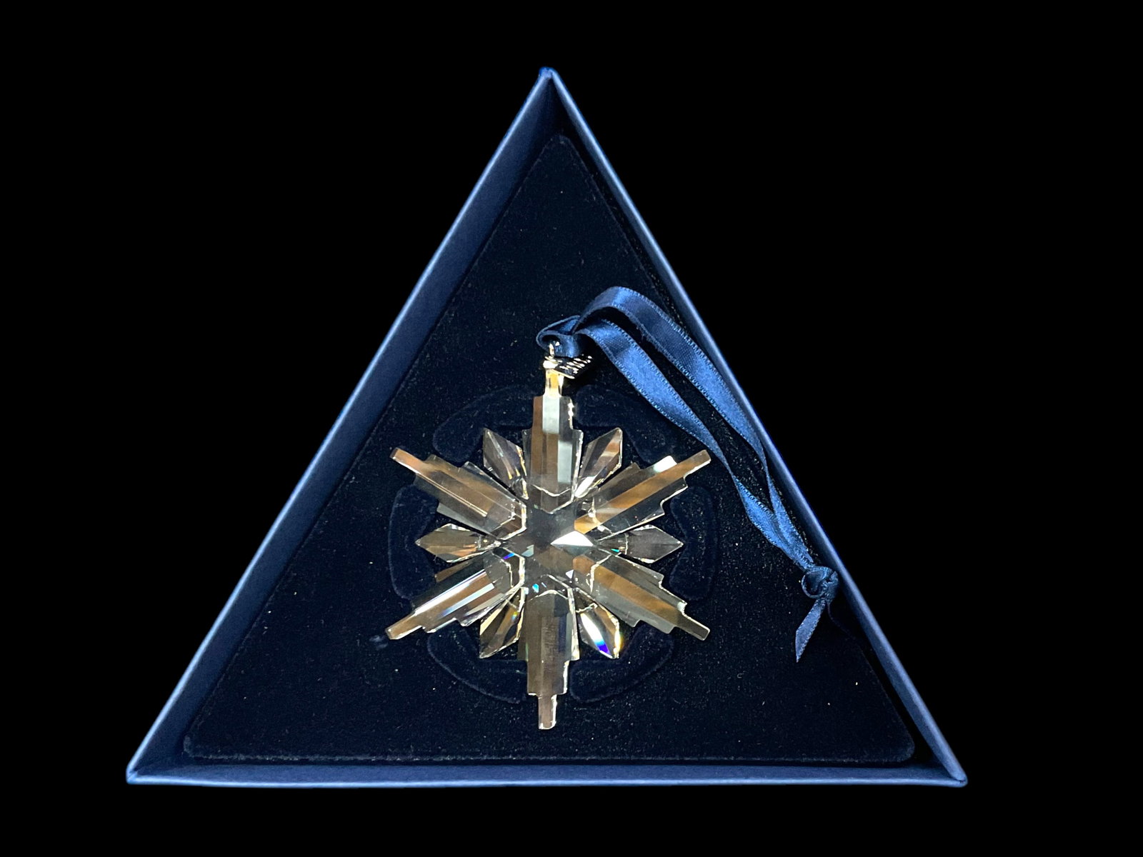 Swarovski Christmas Ornament 2006 Chrystal Snowflake with Original Box.: Swarovski Christmas Ornament 2006 Chrystal Snowflake with Original Box. Condition: Excellent, No Chips or Cracks, See Photographs.