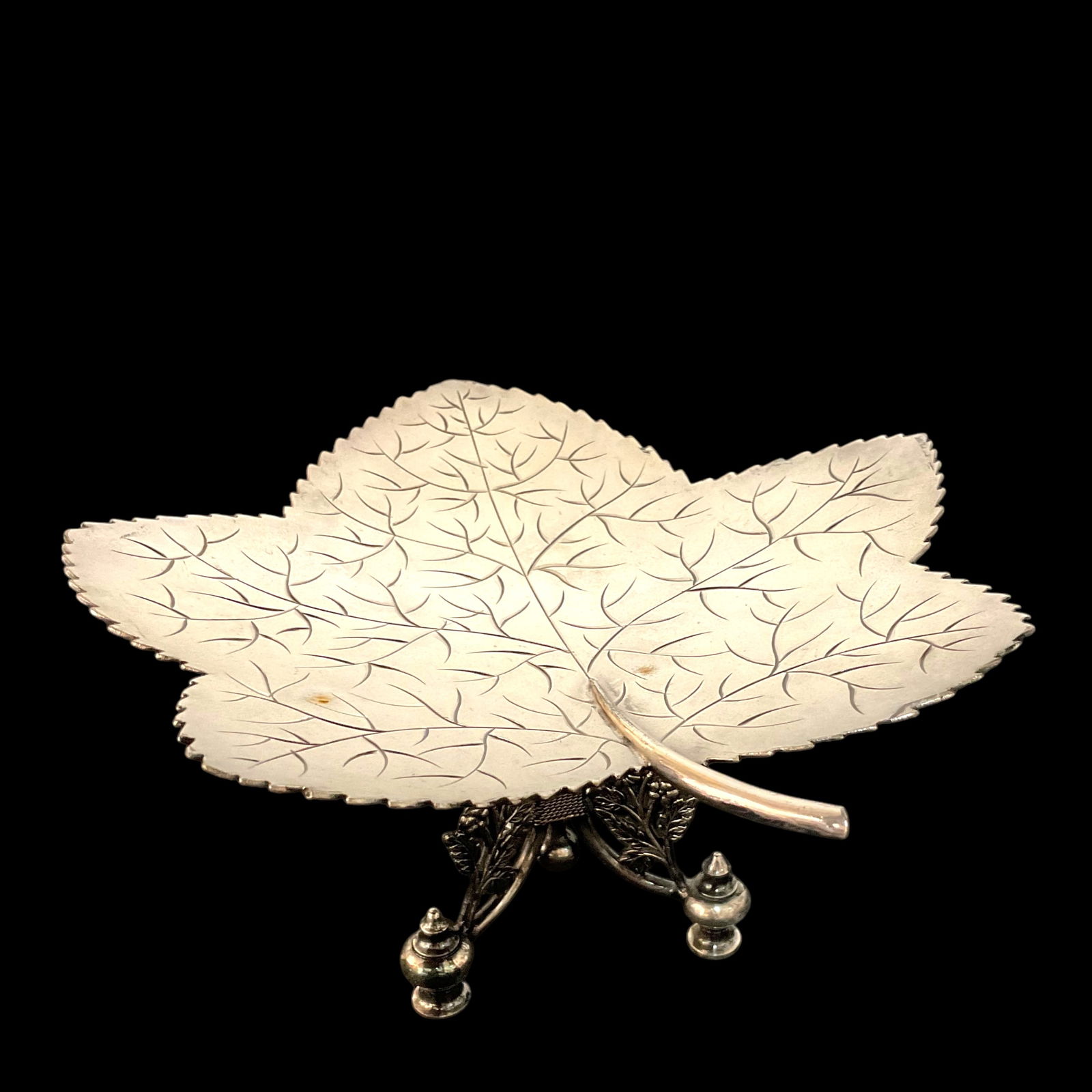 Toronto Silverplate Company Maple Leaf Dish on Stand (1 of 6)