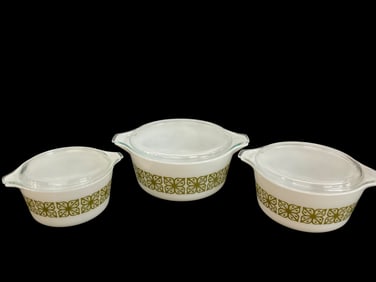 Set of 3 Nesting Pyrex Casserole Dishes with Lids