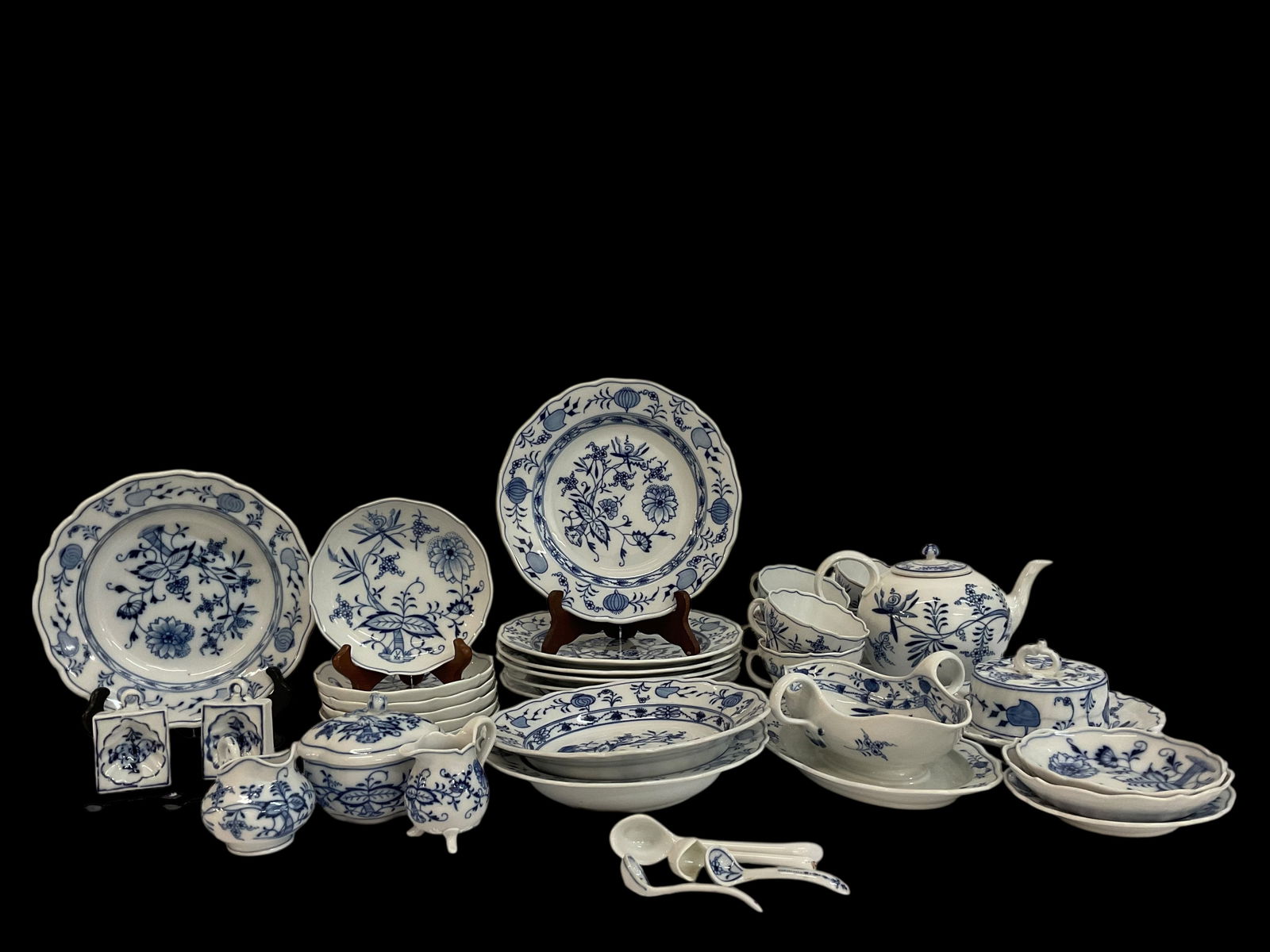 34 Pieces of Antique German Meissen Blue Onion Porcelain Dishes (1 of 17)