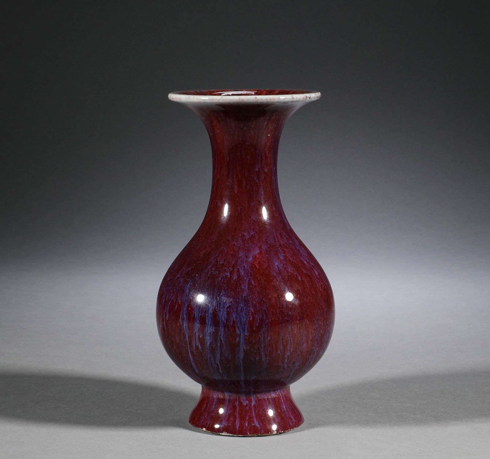In Qing Dynasty, Lu Jun glazed vase: H:18cm,W:10cm,Weight:482g