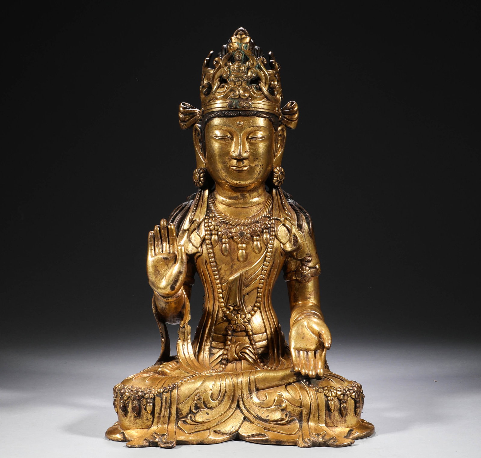 In the Ming Dynasty, a pair of blue and white dragon pattern double elephant ear vases (1 of 15)