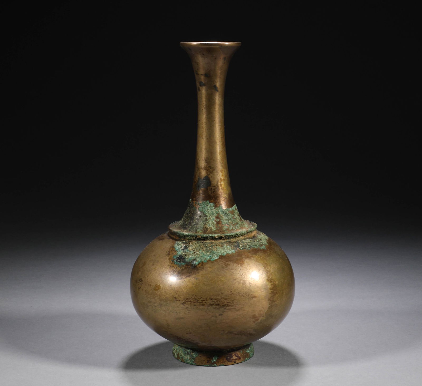 Ming Dynasty, bronze bottle with long neck (1 of 7)